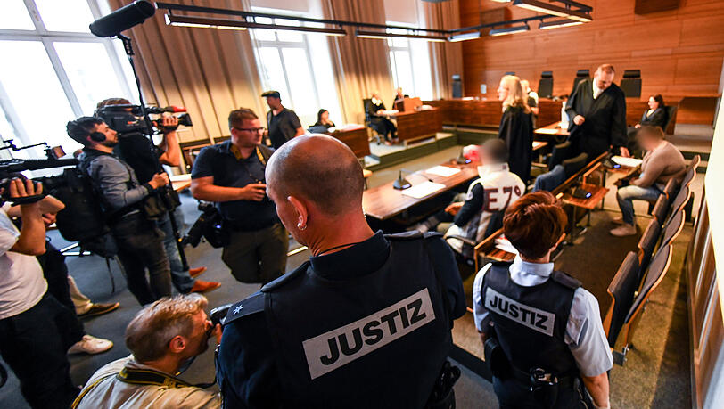 Die beiden Angeklagten müssen für mehrere Jahre ins Gefängnis. Die beiden Angeklagten müssen für mehrere Jahre ins Gefängnis.