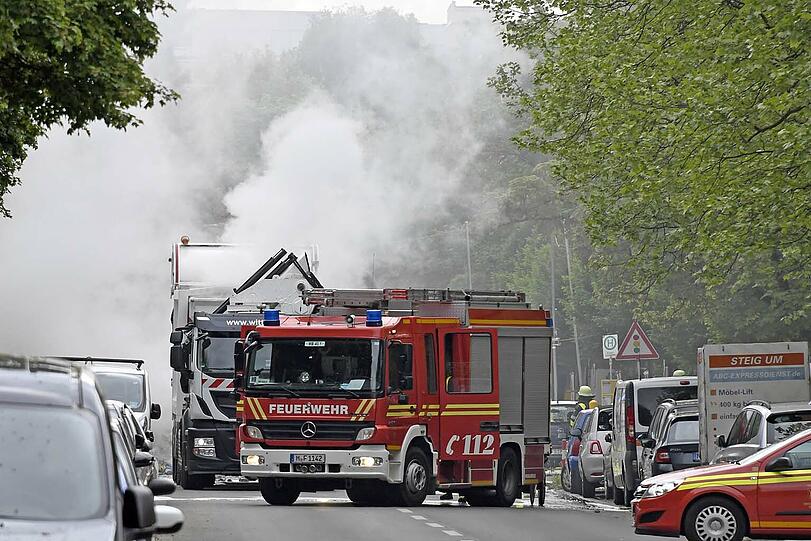 Die Flammen breiteten sich im Ladegut so rasch aus, dass es der Feuerwehr nicht mehr gelang, den Brand von außen über den Ladetrichter unter Kontrolle zu bringen.