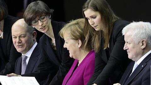 Bundeskanzlerin Angela Merkel (CDU), der CSU-Vorsitzende Horst Seehofer und der damalige, kommissarische, SPD-Vorsitzende Olaf Scholz unterzeichnen vor einem Jahr im Paul-Löbe-Haus den Koalitionsvertrag.