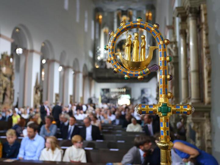 Der Bischofsstab der Diözese Würzburg. Foto: Karl-Josef Hildenbrand/dpa/Archivbild