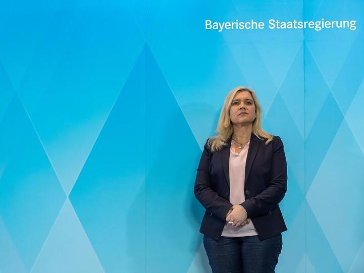 Melanie Huml steht bei einer Pressekonferenz. Foto: Peter Kneffel/dpa /dpa
