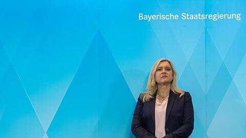 Melanie Huml steht bei einer Pressekonferenz. Foto: Peter Kneffel/dpa /dpa