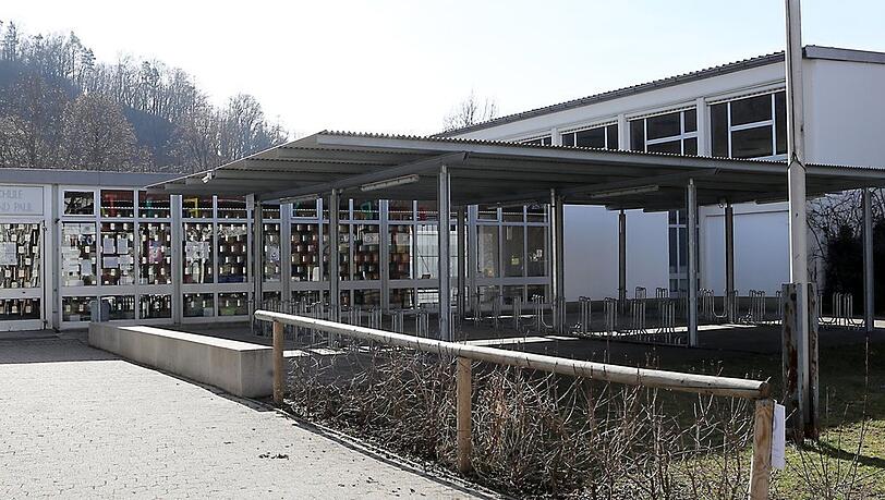 Eine umfassende Sanierung der Grundschule Peter und Paul ist eigentlich überfällig. Doch aufgrund finanzieller Zwänge wird die Maßnahme wahrscheinlich auf das Jahr 2025 verschoben werden müssen. Oder gibt es für die Schule womöglich noch einen Hoffnungsschimmer?