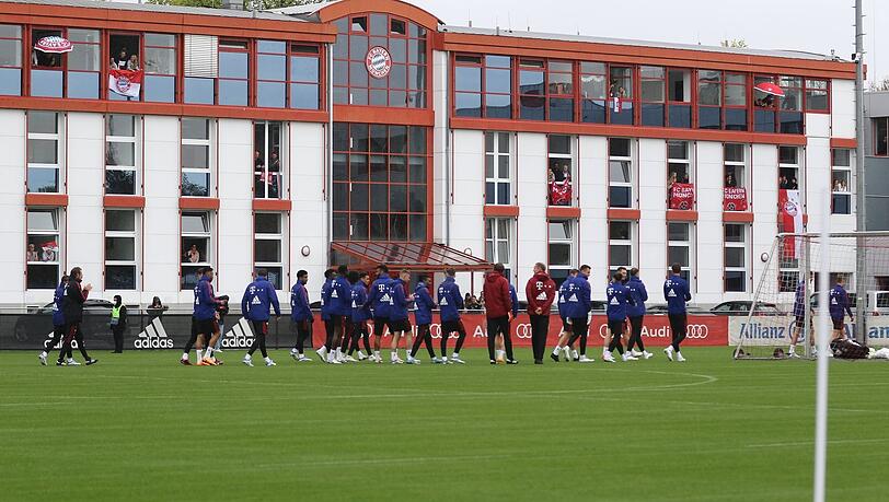 Zurück an der Säbener Straße nach Ihren Länderspiel-Dienstreisen: Sabitzer (Österreich), Upamecano (Frankreich), Musiala (DFB), Mané (Senegal), Müller (DFB) und der Marokkaner Mazraoui.