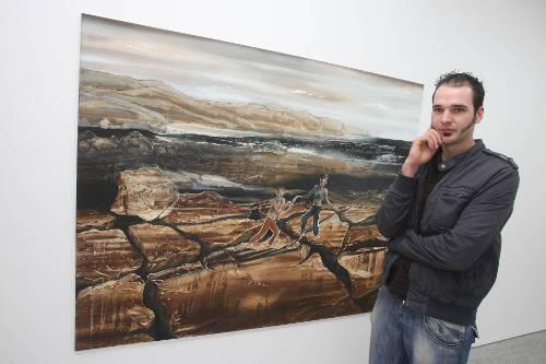 Glaube ohne Moral: Das Kölner Mal-Talent Michael Sistig vor seinem Bild &bdquo;Die Brüder des Sisyphos&ldquo; in der Galerie Oechsner.