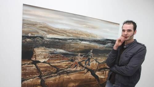 Glaube ohne Moral: Das Kölner Mal-Talent Michael Sistig vor seinem Bild „Die Brüder des Sisyphos“ in der Galerie Oechsner. Glaube ohne Moral: Das Kölner Mal-Talent Michael Sistig vor seinem Bild „Die Brüder des Sisyphos“ in der Galerie Oechsner.