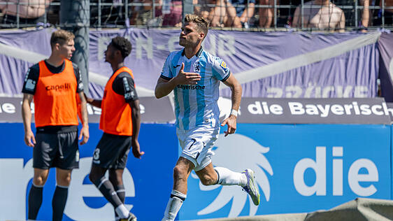Florian Niederlechner zeigt nach seinem Treffer zum 2:0, für welchen Verein sein Herz schlägt.