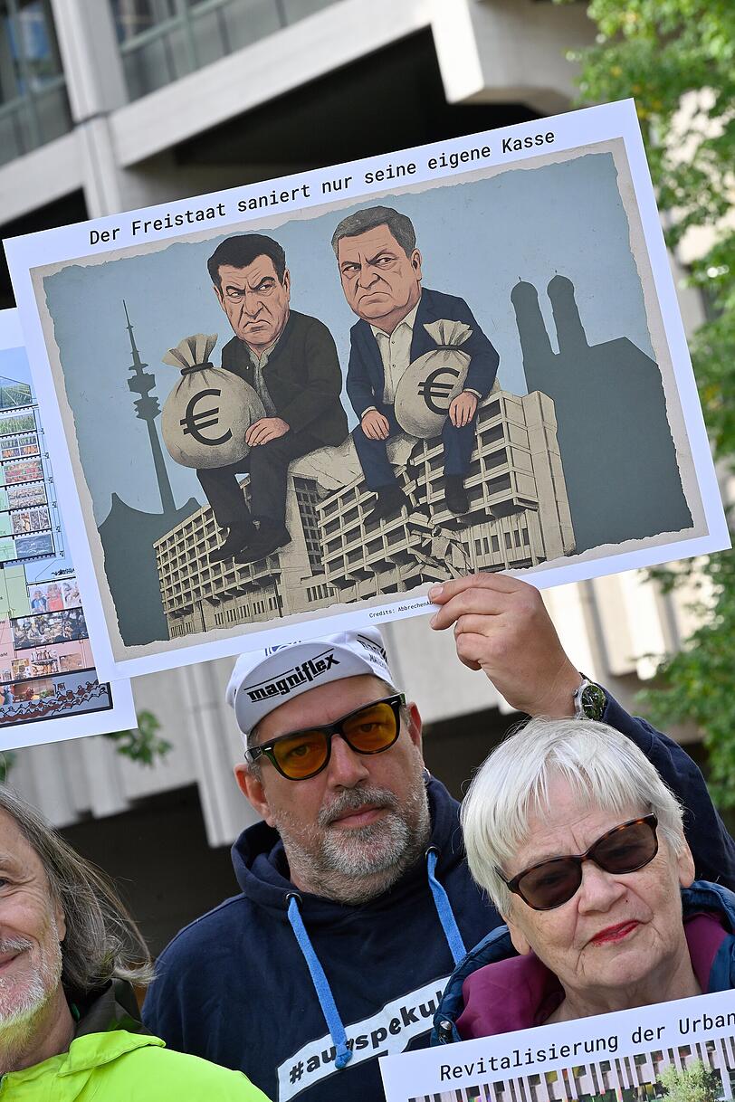 Demonstranten mit Söder-Bernreiter-Schild: "Der Freistaat saniert nur seine eigene Kasse."