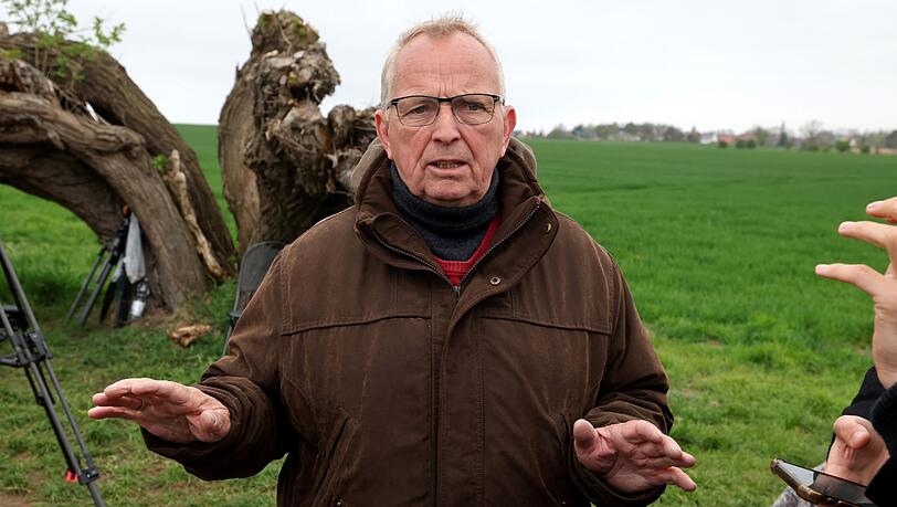 Till Backhaus (SPD), Umweltminister des Landes Mecklenburg-Vorpommern, hat sich in der Nacht mit Experten der Fischereiaufsicht einen Eindruck vom Zustand des Wals verschafft. (Archivbild)