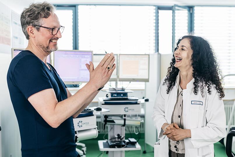 Eckart von Hirschhausen unterhält sich mit der Medizinprofessorin Yurdagül Zopf darüber, wie wichtig die Faktoren "Bewegung, Ernährung und Stress" für die Darmgesundheit sind. Eckart von Hirschhausen unterhält sich mit der Medizinprofessorin Yurdagül Zopf darüber, wie wichtig die Faktoren "Bewegung, Ernährung und Stress" für die Darmgesundheit sind.