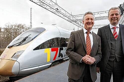 Die Oberbürgermeister Thomas Jung (l.) und Ulrich Maly vor dem Jubiläums-Zug.