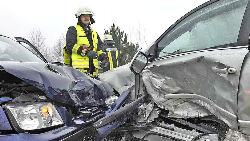 Bei dem Unfall wurden zwei Personen verletzt. Bei dem Unfall wurden zwei Personen verletzt.