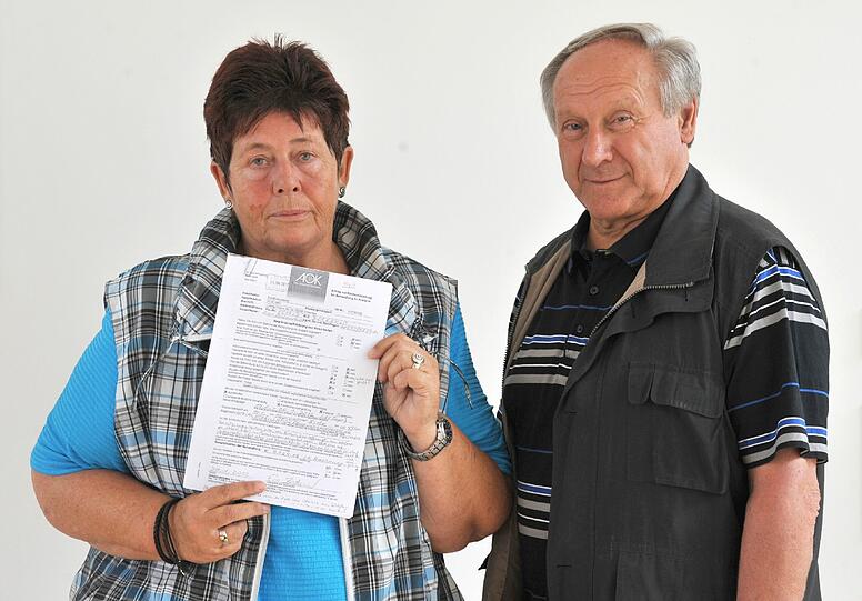 Eva und Helmut Bodensteiner mit dem Schreiben von der AOK.