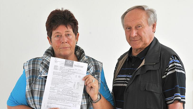 Eva und Helmut Bodensteiner mit dem Schreiben von der AOK. Eva und Helmut Bodensteiner mit dem Schreiben von der AOK.