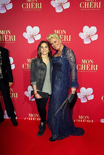 Party-Queen Claudia Effenberg ist mit ihrer Tochter Lucia zur Charity-Gala "Mon Chéri Barbara-Tag" im Schloss Nymphenburg.