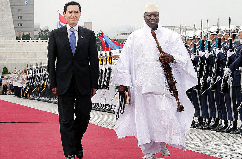Der Palast des Präsidenten Yahya Jammeh (r.) wurde angegriffen. Jammeh hielt sich zu dieser Zeit jedoch gar nicht in Gambia auf.