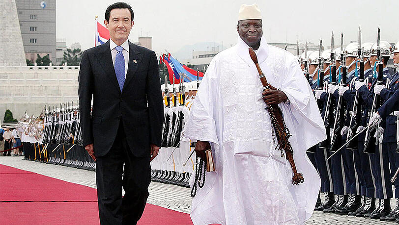 Der Palast des Präsidenten Yahya Jammeh (r.) wurde angegriffen. Jammeh hielt sich zu dieser Zeit jedoch gar nicht in Gambia auf. Der Palast des Präsidenten Yahya Jammeh (r.) wurde angegriffen. Jammeh hielt sich zu dieser Zeit jedoch gar nicht in Gambia auf.