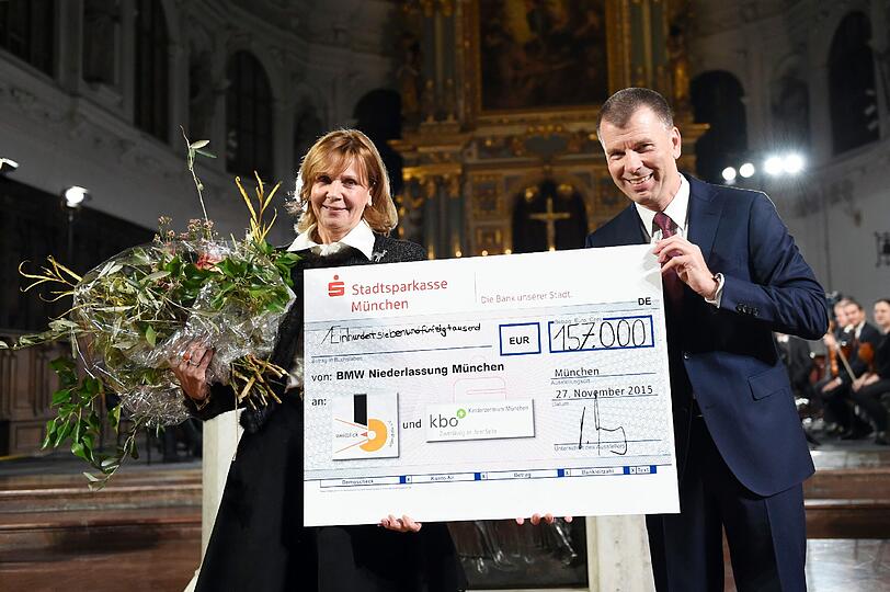 Peter Mey bei der Scheckübergabe an Schirmherrin Ursula Prinzessin von Bayern