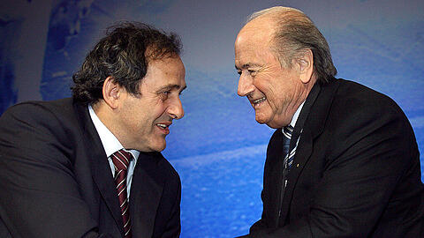 Die UEFA wird ohne Klarheit im Fall "Blattini" keinen neuen Präsidenten wählen: Michel Platini und Joseph S. Blatter.