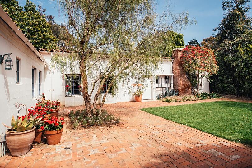 Die Villa, in der Marilyn Monroe vor 55 Jahren tot aufgefunden wurde, steht zum Verkauf. 6,9 Millionen Dollar (rund 6,4 Millionen Euro) soll der künftige Besitzer nach Angaben der Maklerfirma Mercer Vine dafür bezahlen.