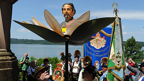 Anhänger des bayerischen Königs Ludwig II. nehmen an einem Gedenkgottesdienst in Berg am Starnberger See teil. (Archivbild)