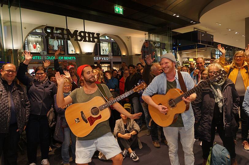 Dazu gab's Musik, Straßenkunst und Lichtshows.