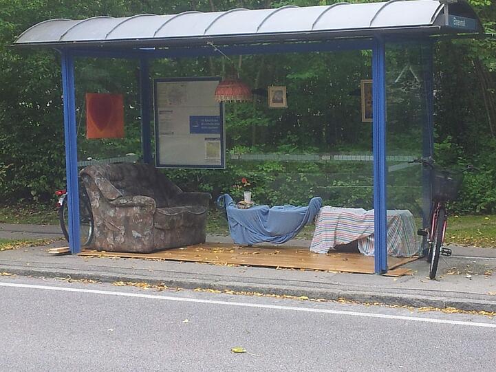 Gemütlich: Das Wartehäuschen mit Wohnzimmer-Mobiliar.