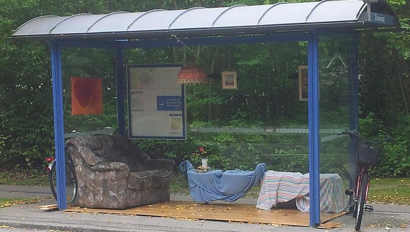 Gemütlich: Das Wartehäuschen mit Wohnzimmer-Mobiliar.