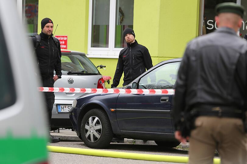 SEK-Einsatz! Polizei findet nach Waffen-Kontrolle Toten in der Holzstraße. Die Bilder vom Einsatz...