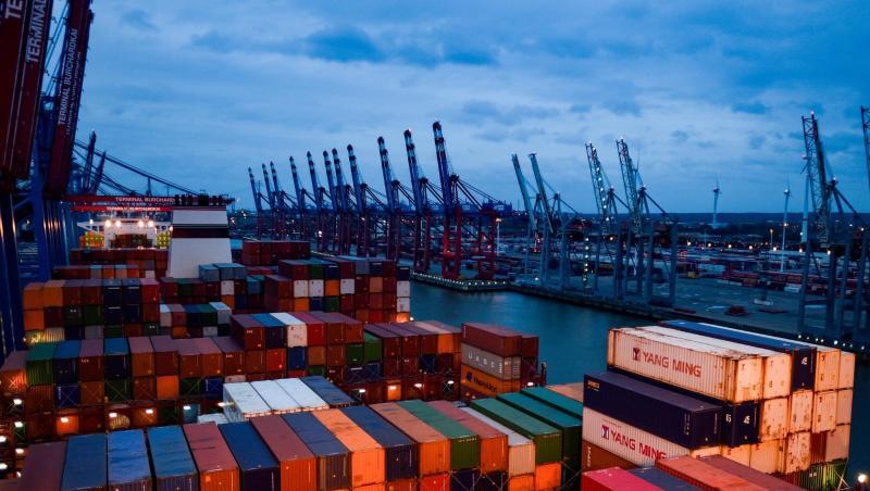 Container stapeln sich in Hamburg auf dem Deck eines Frachters. Die exportorientierte Industrie operiert angesichts globaler Handelskonflikte in schwierigem Fahrwasser. Container stapeln sich in Hamburg auf dem Deck eines Frachters. Die exportorientierte Industrie operiert angesichts globaler Handelskonflikte in schwierigem Fahrwasser.