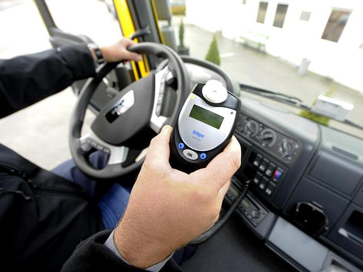 Ein elektronisches Alkolock-Gerät, das die Zündung außer Kraft setzt, wenn der Fahrer unter Alkoholeinfluss steht, wird vorgestellt.
