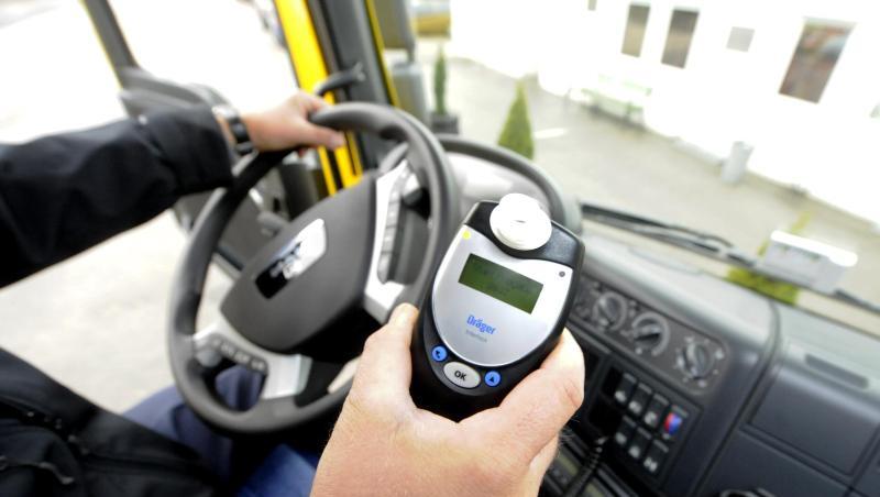 Ein elektronisches Alkolock-Gerät, das die Zündung außer Kraft setzt, wenn der Fahrer unter Alkoholeinfluss steht, wird vorgestellt. Ein elektronisches Alkolock-Gerät, das die Zündung außer Kraft setzt, wenn der Fahrer unter Alkoholeinfluss steht, wird vorgestellt.
