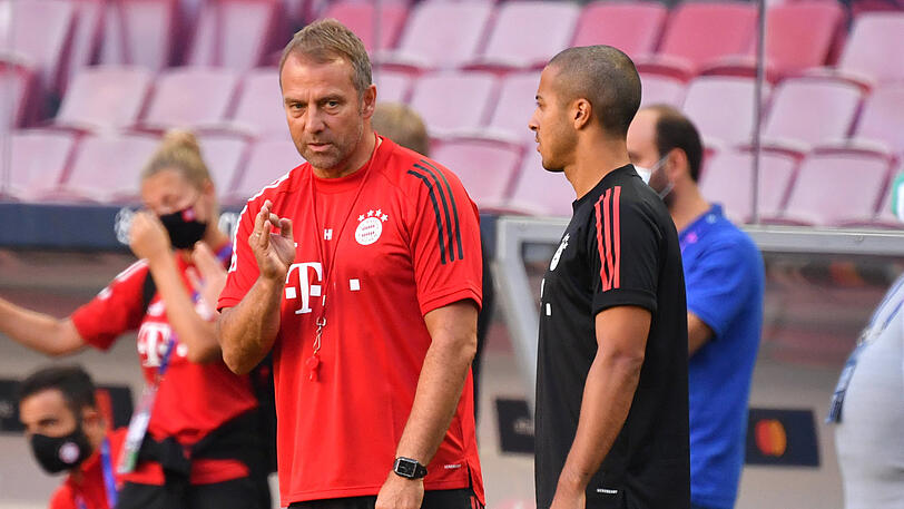"Klar habe ich öfters versucht, ihn umzustimmen", das sagt Bayern-Coach Hansi Flick (l.) zum endgültigen Abschied von Thiago.