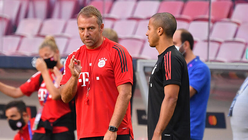 "Klar habe ich öfters versucht, ihn umzustimmen", das sagt Bayern-Coach Hansi Flick (l.) zum endgültigen Abschied von Thiago. "Klar habe ich öfters versucht, ihn umzustimmen", das sagt Bayern-Coach Hansi Flick (l.) zum endgültigen Abschied von Thiago.