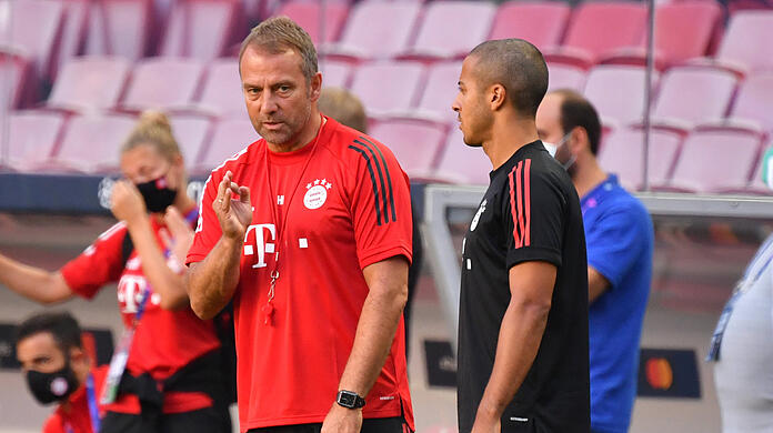 "Klar habe ich öfters versucht, ihn umzustimmen", das sagt Bayern-Coach Hansi Flick (l.) zum endgültigen Abschied von Thiago.