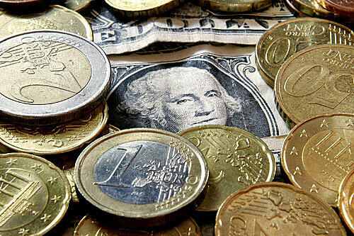Starker Euro drückt den Dollar - und macht Reisen außerhalb Europas billiger
