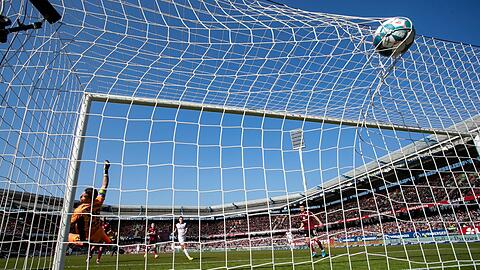 Ein Spielball landet im Tor.