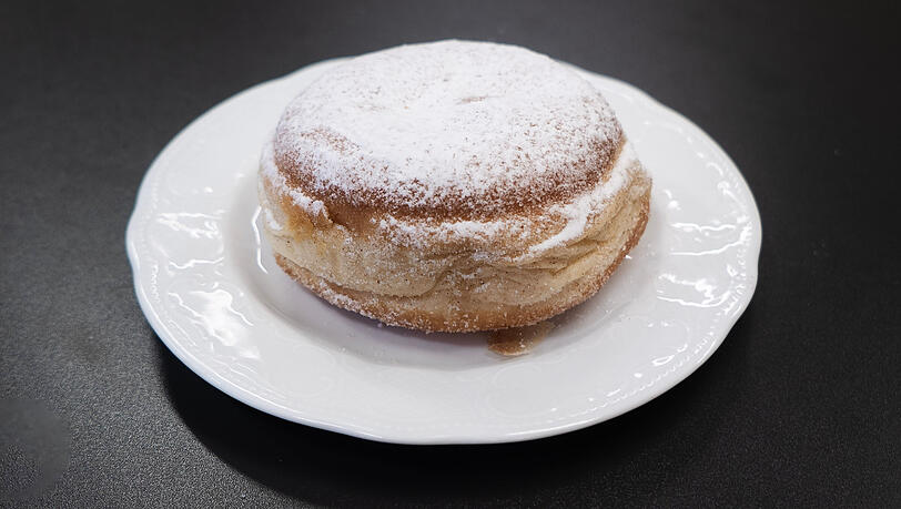 Der Traublinger-Krapfen hat Kristallzucker auf der Unterseite.
