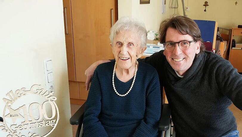 Anna B. zusammen mit ihrem Anwalt Bernhard Brunner, der sie seit &uuml;ber vier Jahren in diesem Fall vertritt.