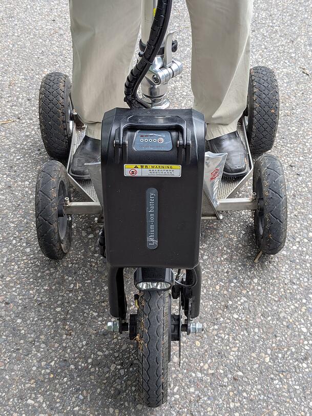 Auf einem E-Scooter stehen die Füße hintereinander, bei Karl Paul stehen sie bequem nebeneinander. Auf einem E-Scooter stehen die Füße hintereinander, bei Karl Paul stehen sie bequem nebeneinander.