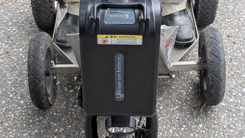 Auf einem E-Scooter stehen die Füße hintereinander, bei Karl Paul stehen sie bequem nebeneinander. Auf einem E-Scooter stehen die Füße hintereinander, bei Karl Paul stehen sie bequem nebeneinander.