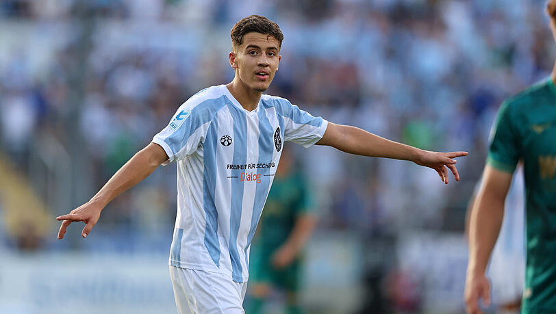 Schluss mit weiß-blau: Seit Montag steht Loris Husic beiom FC Augsburg unter Vertrag. Schluss mit weiß-blau: Seit Montag steht Loris Husic beiom FC Augsburg unter Vertrag.