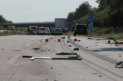 Am Montagmorgen fuhr ein Audi auf einen slovenischen LKW auf...