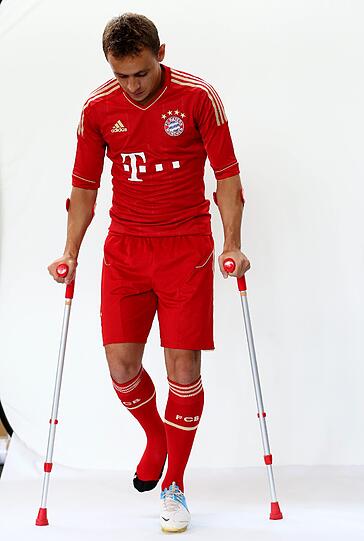 Der verletzte Rafinha auf Krücken.