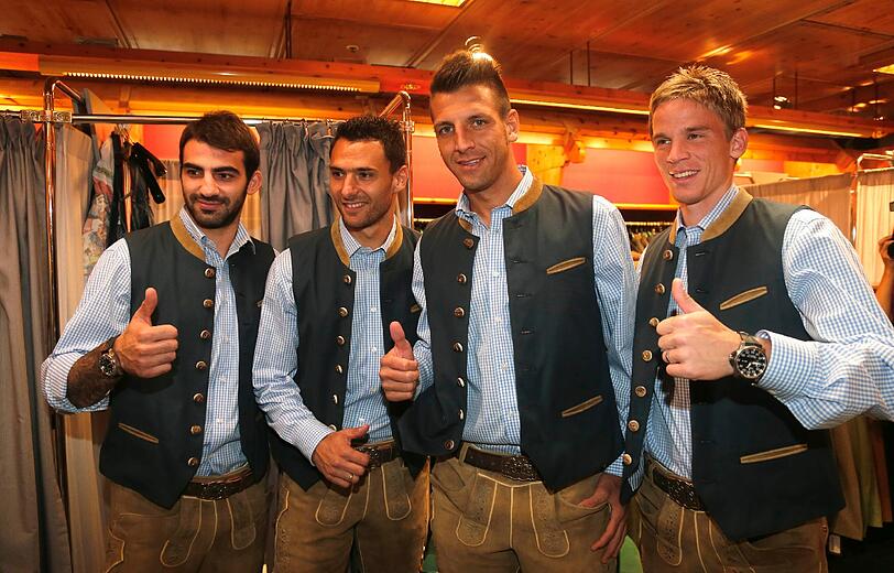 Die Neu-Löwen werden fit für die Wiesn gemacht und bekommen Lederhosen bei Lodenfrey verpasst. Die AZ war bei den Anprobe dabei. Die Bilder