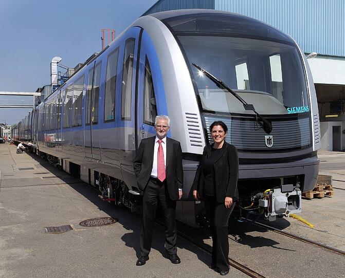 MVG-Chef Herbert König und Sandra Gott-Karlbauer von Siemens.