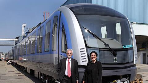 MVG-Chef Herbert König und Sandra Gott-Karlbauer von Siemens.