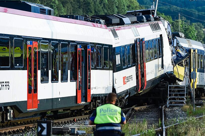 Im Westen der Schweiz sind zwei Regionalzüge frontal zusammengestoßen.