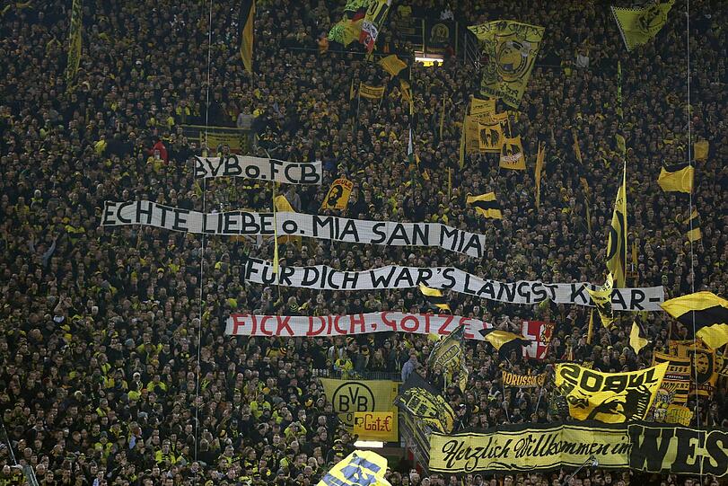 Kurz vor dem Anpfiff zeigen die Dortmunder Fans, was sie von Mario Götze nach dem Wechsel zum deutschen Rekordmeister halten.