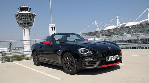 Die auffällige Lackierung ist Serie, und wer Understatement bevorzugt, sollte um den Abarth 124 Spider einen großen Bogen machen. Allein das Motorengeräusch sorgt für Beachtung.